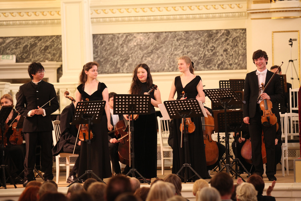Kah Chun Wong (conductor, Singapore) and violinists